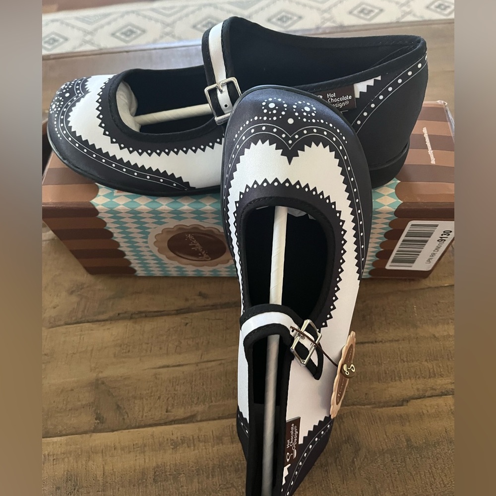 New Comfortable Fabric Women's Mary Jane Flats
Black and white - woman’s size 8.